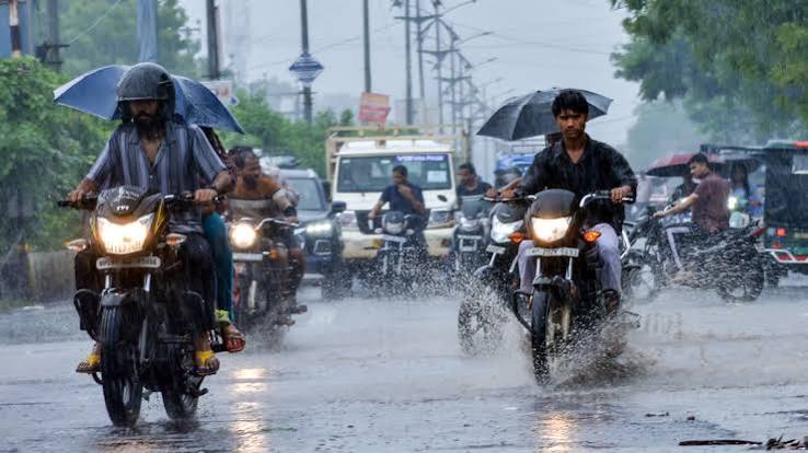 मौसम विभाग का अलर्ट: दिल्ली, यूपी, बिहार समेत इन राज्यों में होगी भारी बारिश, पहाड़ी इलाकों में भूस्खलन का खतरा
