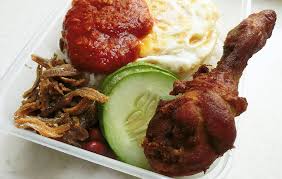 Nasi lemak dengan ayam goreng berempah. Nasi Lemak Ayam Berempah Penang Malaysia Asian Food
