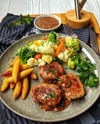 Schweinelende In Pfefferrahm Mit Schupfnudeln Und Buntem Gemuse Instakoch De Rezept Schweinelende Rezepte Schweinefilet Rezepte Fleisch Gerichte