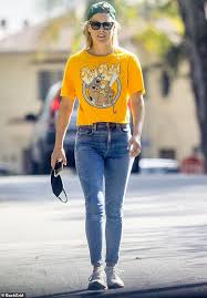 Ali larter @therealalil • apr 04. Ali Larter Dons A Graphic T Shirt And Backwards Baseball Cap On A Walk Around The Pacific Palisades Daily Mail Online