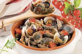 Guazzetto di pesce cotto in umido con pomodoro. Vongole In Guazzetto Di Pomodoro