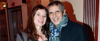 Ils fêteront en décembre prochain leur première année de mariage et pourtant, julien clerc et hélène grémillon vivent une histoire d'amour depuis dix ans déjà. Julien Clerc Et Sa Femme Helene Gremillon Se Sont Retrouves Dans La Rue
