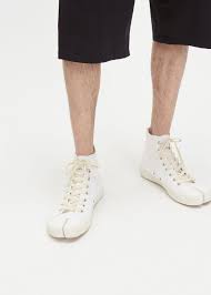 The maison margiela tabi sneakers comes in 1 version: Maison Margiela Tabi Canvas Hi Sneaker Sneakers Maison Margiela High Sneakers