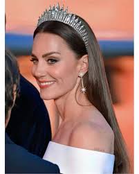 Picture like this made me realize that we didn't have any tiara moment in  nearly 2 years and a half !!! She indeed 💔 #katemiddleton