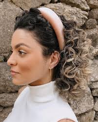 Tiara para cabelo cacheado: 30 ideias de como usar o acessório
