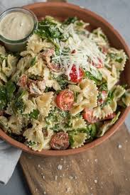 Caesar Pasta Salat Knusperstubchen Recette En 2020 Salade De Pates Cesar Salade Cesar Salade De Pates