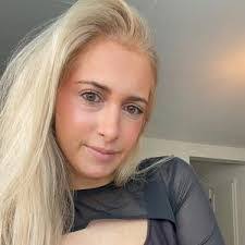 Anna Benefield's Instagram, Twitter & Facebook