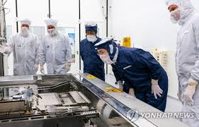Asml is the world's leading provider of lithography systems for the semiconductor industry, manufacturing complex machines that are critical to the production of integrated circuits or microchips. Samsung Heir Lee Jae Yong Returns After Meeting Dutch Chipmaking Equipment Company Sammobile Oltnews