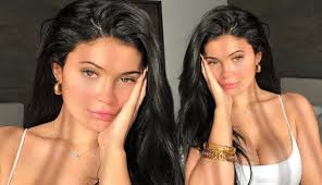 Auch ihr outfit ist ungewohnt. Kylie Jenner Went Out With No Makeup On And She Looks So Different Kylie Jenner Look Kylie Jenner Outfits Kylie Jenner Makeup