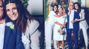 Tajer cerimonia 25 anno matrimonio. Laura Pausini I 50 Anni Di Nozze Dei Genitori In Abito Maschile Alla Giacca Aggiunge Il Maxi Fiore