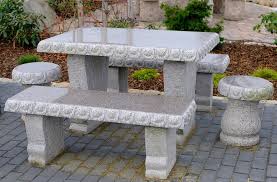 Ein steintisch aus tessiner naturstein. Granittisch Mit Steinbanken Und Sitzpollern Fur Den Garten