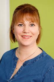 Vorstellung unserer neuen Mitarbeiterin (1/2): Nina Oswald Nina ist seit  Anfang des Jahres bei uns im Team. Sie kam als Nachfolge von Lisa-Marie  Schütte, die während ihres Studiums bei uns gearbeitet hatte