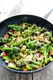 Als eine spitzkohl pfanne mit kartoffelpüree ist es in der winterzeit ein willkommenes gericht. Wok Gemuse Pfanne Mit Gerauchertem Tofu Rezept Elle Republic