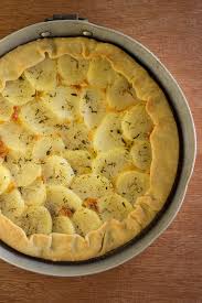 Dividi la verza a metà, elimina il torsolo e tagliala a listarelle sottili. Torta Salata Con Patate E Scamorza In Cucina Con Me