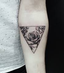 Rose Geometric Rose Tattoo Arm Black Ink Gray Flower Tattoo Designs Tatuajes De Rosas Tatuaje Rosa Geometrica Tatuaje De Triangulo