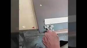 Assalamualaikum , di kesempatam kali ini kita akan berbagi tips cara mudah pasang engsel sendok untuk lemari kitchen set ,tapi dengan bahan atau media yang tidak biasanya di sini kita sebagai tukang las di tuntut untuk bisa dari berbagai macam pesanan konsumen,salah satunya project ini. Cara Memasang Engsel Pintu Lemari Bebbyzone