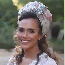 לשבור את הקרח: על התמודדות עם לקות גופנית *** במהלך הסרט "לשבור את הקרח"  (Frozen) עומדת אלזה, המלכה, על הר שלג ושרה את שיר הנושא "Let it go" (בדיבוב  לעברית- "לשחרר").