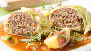 Kohlroulade Mit Wurzelgemuse Und Apfel Auf Zwiebelsauce Kohlrouladen Gerichte Mit Hackfleisch Zwiebelsauce