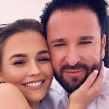 Michael wendlers mama glaubt nicht, dass die beziehung zu laura bis ans lebensende hält. Michael Wendler Freundin Laura 18 Verstort Ihre Follower Mit Gesangseinlage Auf Instagram Stars