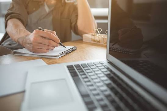 Study finds readers trust news less when AI is involved, even when they  don't understand to what extent | KU News