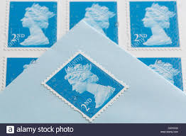 Nur die wenigsten wissen, dass es überhaupt möglich ist, briefe ohne briefmarke zu verschicken. Uk Grossbritannien Royal Mail Zweiter Klasse Briefmarken Und Einen Umschlag Mit Einer Briefmarke Aufgeklebt Stockfotografie Alamy