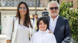Oggi, dopo diversi no comment della coppia, arriva la notizia ufficiale: Gregoraci Il Figlio Nathan Fa Il Barista Primi Passi Da Impreditore