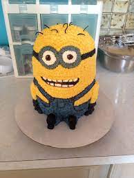 Half a plain twinkie with a bit of chocolate icing and some candy eyes, nestled in a swirl of blue icing, make a perfectly shaped minion body. Pin De Crystal Murch En Crystal S Creations Cakes Decoraciones De Comida Marco Para Fotos Cumpleanos Fotos De Cumpleanos
