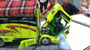 Cara membuat kabin miniatur truk ukuran jumbo part 2 besar dan mirip asli, sebelum menonton video ini silahkan tonton video. Miniatur Truk Ini Punya Mesin Dan Kopling Persis Aslinya Otomotif Tempo Co