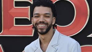 5-year-old actress enjoying fake family