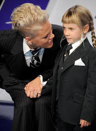The singer, who shares daughter willow and son jameson with husband carey hart, is a proud mama who loves spending time with her. Vmas Pink Redet Tochter Willow Komplexe Aus Ich Sehe Aus Wie Ein Junge