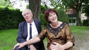 Catherine et jacques sont les heureux parents dune famille recomposée où tout le monde vit dans la joie et la bonne humeur. Une Famille Formidable 25 Ans Youtube