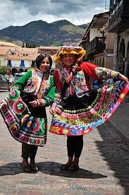 Andean women wear different types of garments such as blankets, tunics, coloured hats, capes , shawls, embroidered skirts and leather sandals.the garments are. Pin By Mimi On Spanish Costumes Around The World Traditional Dresses Traditional Outfits
