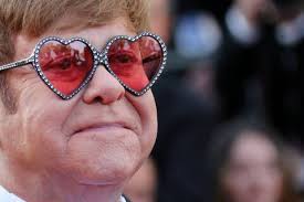 Elton John hospitalisé après une chute dans sa maison à Nice