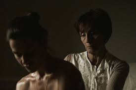 Meeting again an old passion brings her back apparently lost memories, leading her to question not only her love life but also her career options. E O Tempo Passa