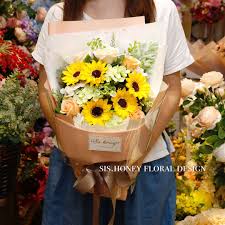 花皂花花束 最近有很多客人訂香皂花花束祝賀朋友畢業 鐘意香皂花可以擺兩三年都不變 浸水後仲可以當番梘使用 夠晒好玩 香皂花有玫瑰 繡球花 太陽花 向日葵 庭園玫瑰 仲有好多顏色選擇添 查詢或報名可inbox whatsa table decorations floral