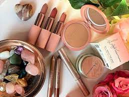 Aqua, dimethicone, butyrospermum parkii butter, isononyl isononanoate, cetyl alcohol, propylene glycol, glyceryl stearate. Lisa Armstrong X Avon