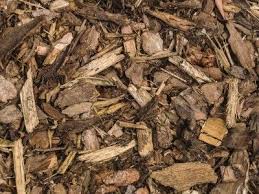 Types Of Bark Mulch Tips For Using Wood Mulch In Gardens Wood Mulch Wood Chips Garden Best Mulch For Garden