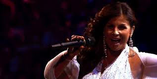 Carola häggkvist hyllade lena philipsson efter insatsen i melodifestivalen. Swedish Singer Carola Falls Through Glass Table Video