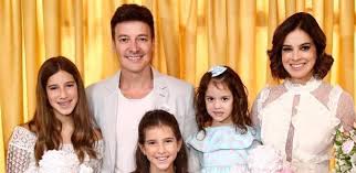 Para comemorar o dia dos pais, juntaram diversos momentos. Com 3 Filhas Rodrigo Faro Defende Rosa Nao E Cor So De Menina Eu Uso 29 10 2017 Uol Universa