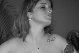 Ela é que não esclareceu o assunto. Carolina Deslandes Mostra Nova Tatuagem No Peito O Momento Foi Agora