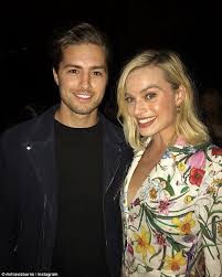 Former 'neighbours' star margot robbie says the soap's bosses refused her request for her character donna freedman to be killed off, because they wanted to keep the role open in case things didn't work out in the us. Neighbours Travis Burns Fan Girls Over Margot Robbie Express Digest