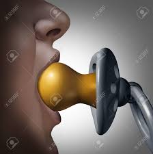 Concepto De La Inmadurez Y El Símbolo De Comportamiento Infantil Como Una  Persona Da Un Chupete Bebé Gigante Como Una Metáfora De La Psicología Para  No Dejar Ir O Calmar Y Controlar