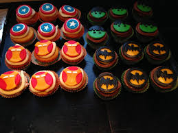 Les Cupcakes En Realite Une Recette Traditionnelle De Fairy Cakes Avec Une Creme Au Beurre Sur Le Dessus Et Un T Avenger Birthday Party Avengers Birthday Food