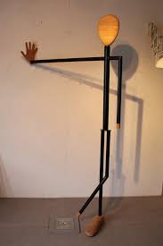 funky staande kapstok leunende man voor wandbevestiging een uniek stuk de kapstok heeft ooit een kleine onopvallende hers kapstok interieur ideeen vintage