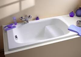 Il est désormais possible d'en installer une dans tout type de pièce, en optimisant l'espace. Tout Savoir Sur Les Tres Petites Baignoires Sabots Ou Pas Styles De Bain