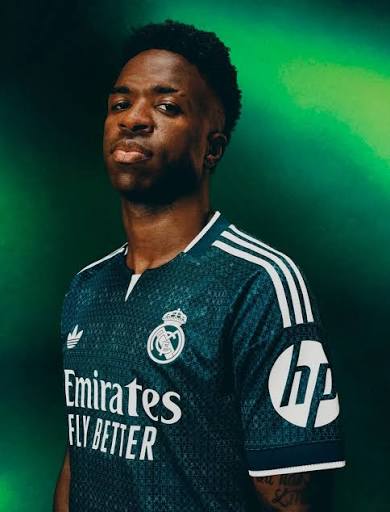 COMENZAMOS LOS LANZAMIENTOS DE LA NUEVA TEMPORADA 26/27. 🤍🔥 El Real Madrid  estrenó hoy una camiseta visitante que rompe por completo con lo  tradicional: tono verde oscuro, textura elegante y una estética