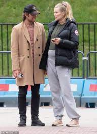 Model toni garrn and actor alex pettyfer are going to be parents! Pregnant Toni Garrn Goes Shopping In London With Husband Alex Pettyfer Daily Mail Online