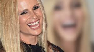 Blick.ch bietet ihnen aktuelle nachrichten und analysen zum thema. Michelle Hunziker Schnipp Schnapp Sie Hat Eine Neue Frisur Youtube