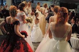 Wir bieten traumhaft schöne brautkleider aus edelsten stoffen, raffinierten details und in verschiedensten farbvarianten an. Messe Fur Brautmoden Hochzeitsplanung Im Saarland Saarland Saarbrucken Neunkirchen Mode Walus