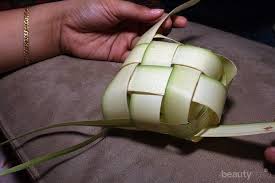 Mengenai apa itu ketupat, cara membuat ketupat, cara membuat anyaman atau bungkus ketupat, dan resep membuat ketupat yang enak dan empuk, dan tips unik sebenarnya cara bikin ketupat ini sangatlah mudah dan simpel. Cara Membuat Ketupat Yang Empuk Enak Dan Tahan Lama Untuk Keluarga Tercinta
